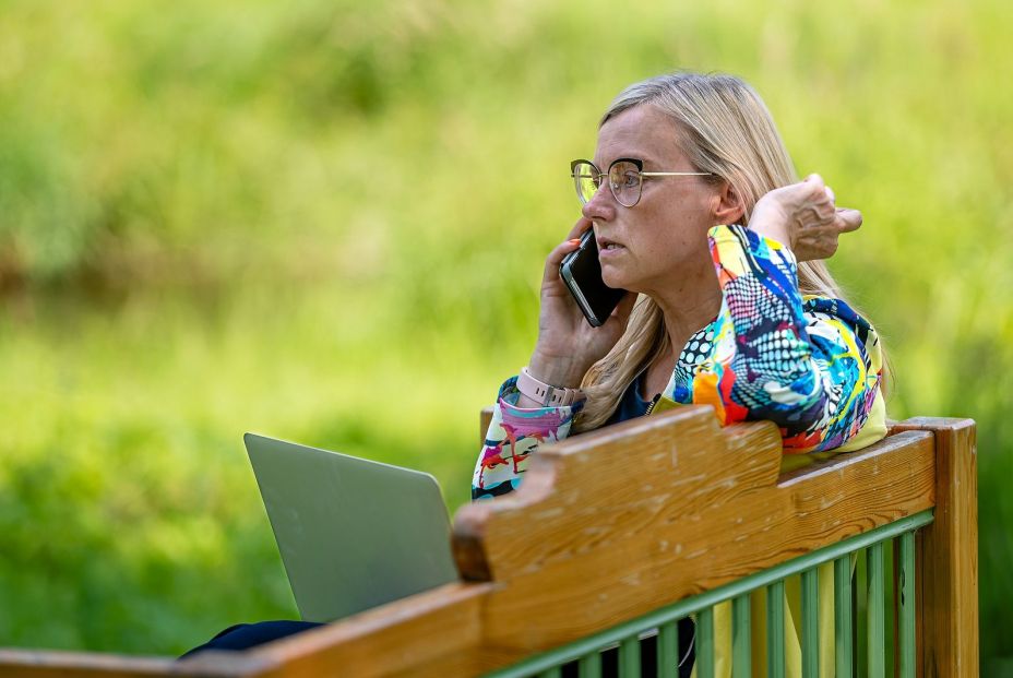 bigstock mujer senior usa ordenador movil aire libre