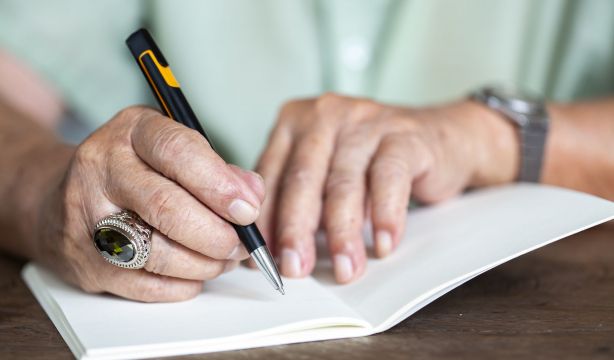Alcobendas convoca la quinta edición de su Certamen Literario ‘Mayores que escriben’ (Bigstock)