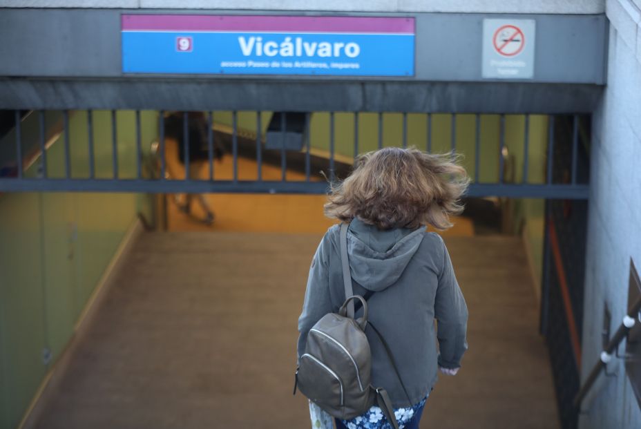 EuropaPress 3345168 mujer entra metro vicalvaro madrid espana 28 septiembre 2020 vicalvaro