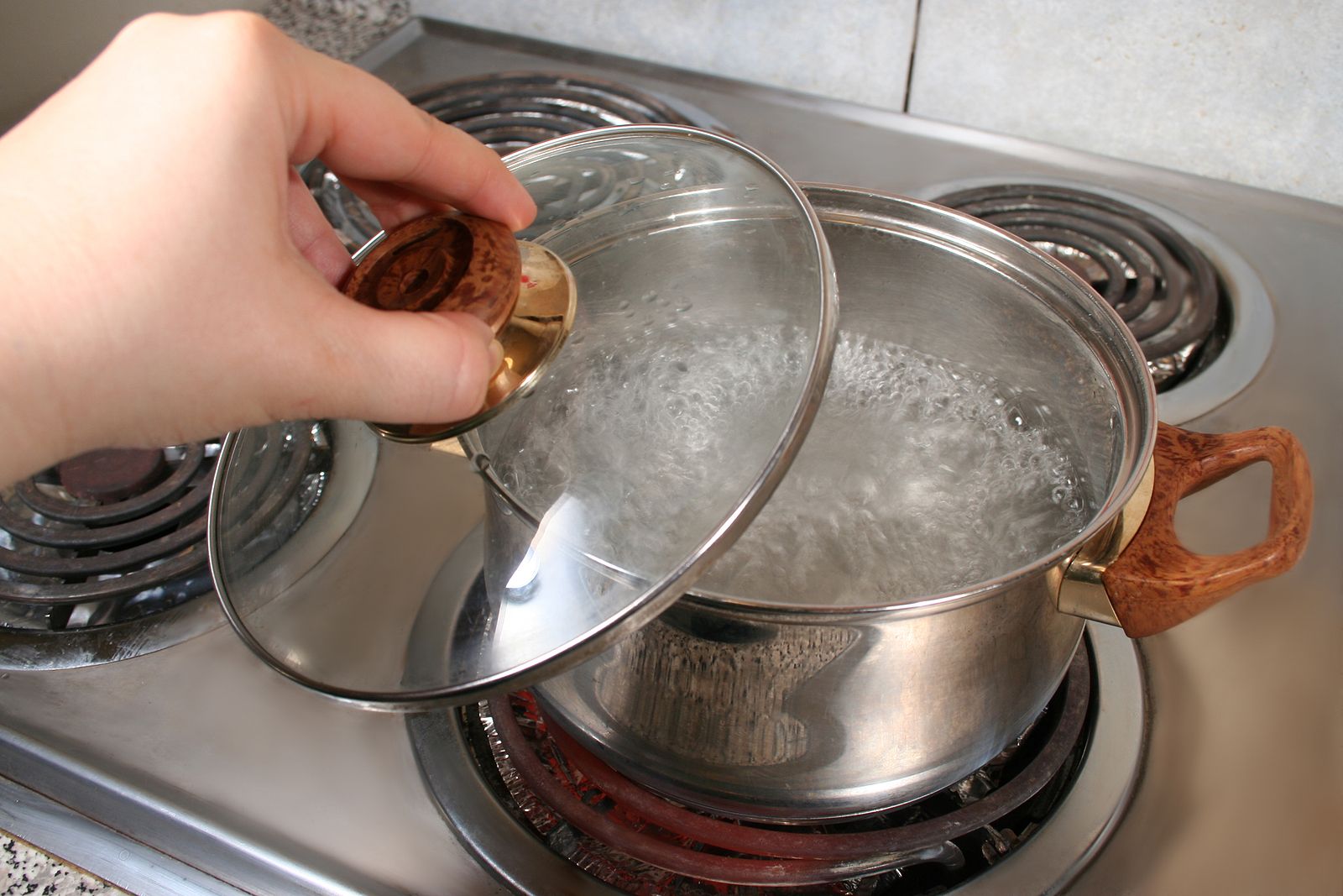 El sencillo truco para evitar que el agua hirviendo se salga de la olla El sencillo truco para evitar que el agua hirviendo se salga de la olla