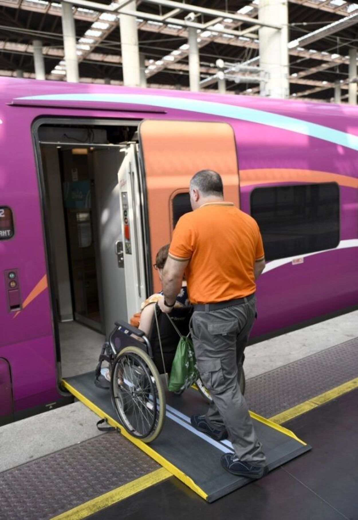 europapress 5617283 servicio adif acerca personas movilidad reducida (1)