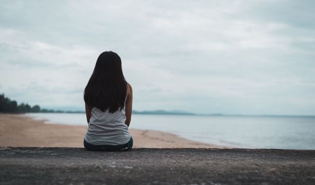 Una de cada tres mujeres jóvenes sufre soledad no deseada