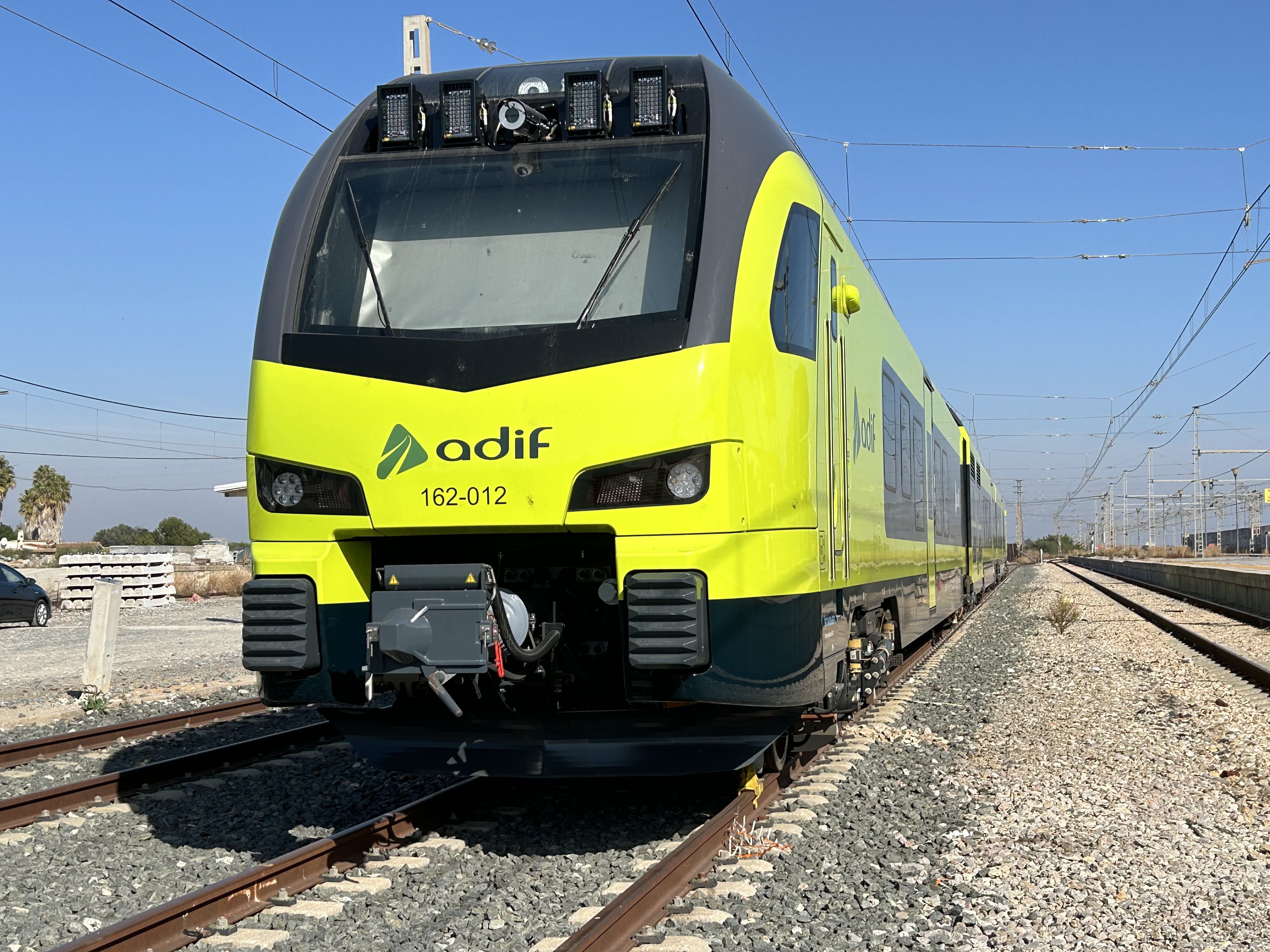 La CNMC obliga a Adif a informar a Renfe, Ouigo e Iryo con más antelación sobre horarios disponibles