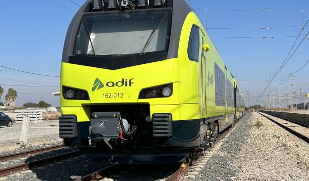 La CNMC obliga a Adif a informar a Renfe, Ouigo e Iryo con más antelación sobre horarios disponibles