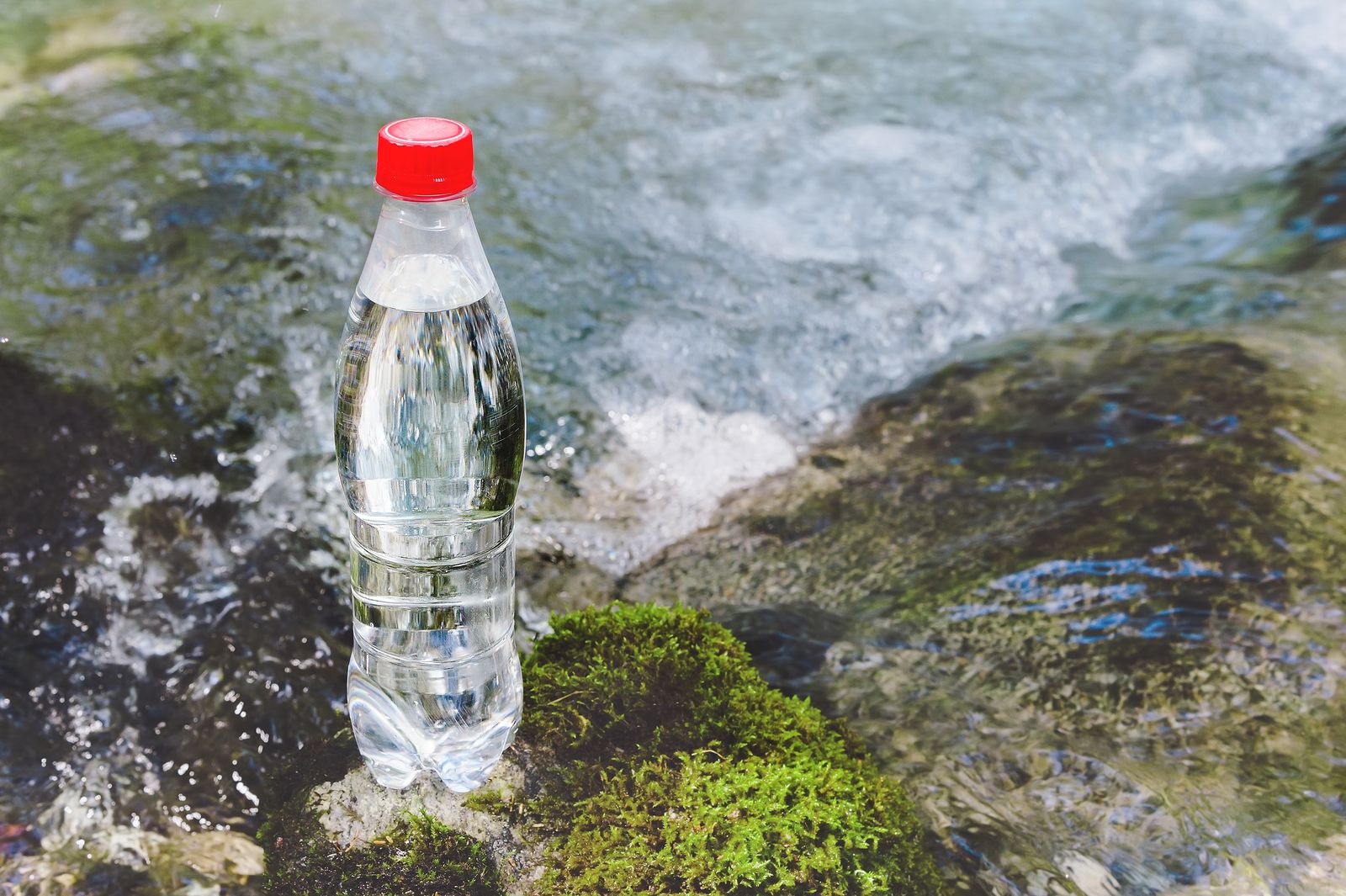 ¿Resulta saludable la moda de beber agua cruda?