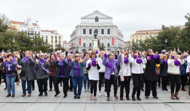 Usuarias de centros de mayores protagonizan un 'flashmob' para reivindicar igualdad y visibilidad (Europa Press)