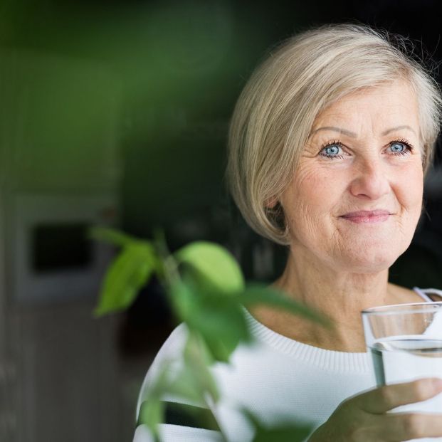 ¿Resulta saludable la moda de beber agua cruda?