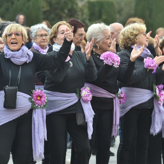 Usuarias de centros de mayores protagonizan un 'flashmob' para reivindicar igualdad y visibilidad (Europa Press)