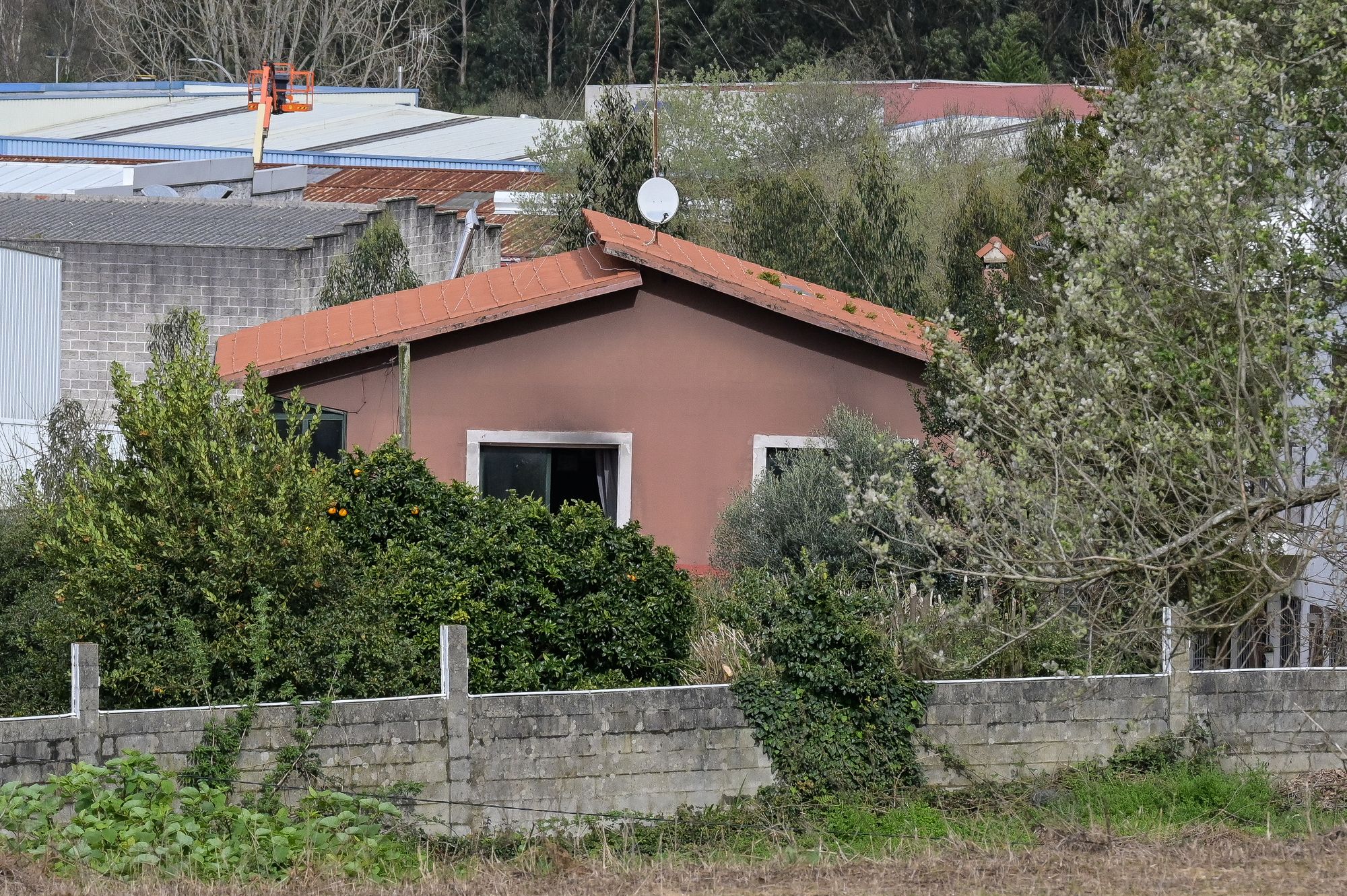 Muere una mujer de 98 años y rescatan a otras cinco en un incendio en una vivienda de Bergondo