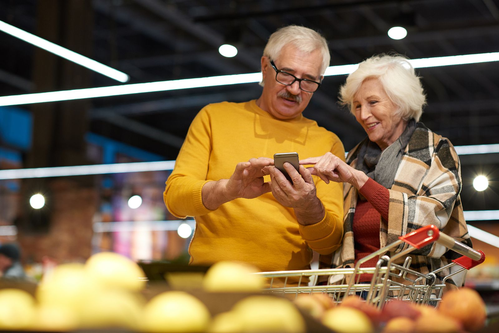 Supermercados del futuro: así se adaptan otros países a los clientes mayores