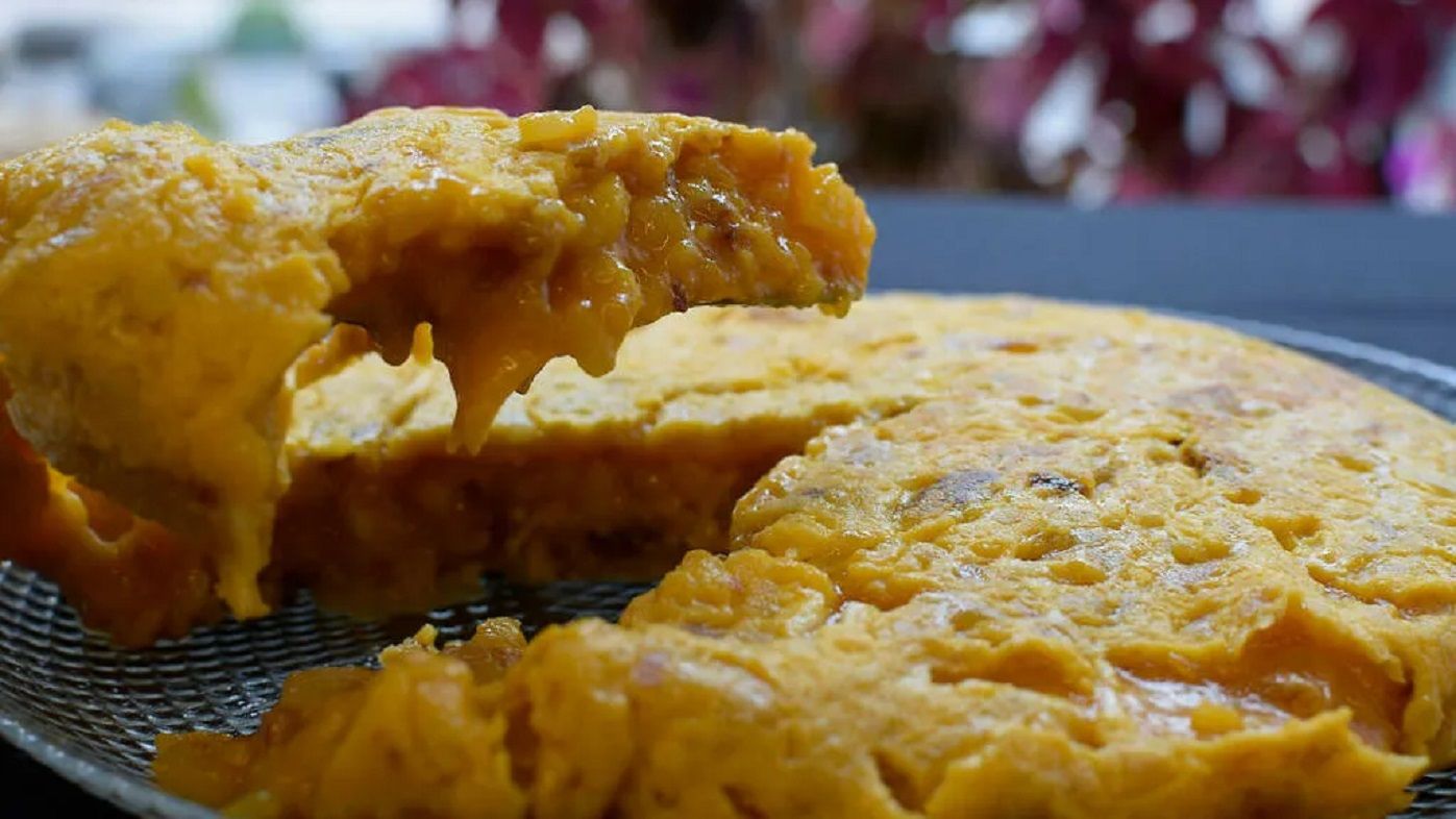 Esta es la mejor tortilla de Madrid: cuenta con tres texturas de patata y sí, es con cebolla. Foto: Acyre