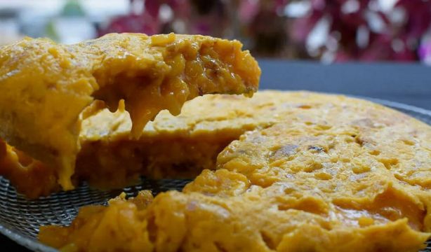 Esta es la mejor tortilla de Madrid: cuenta con tres texturas de patata y sí, es con cebolla. Foto: Acyre