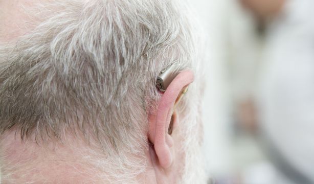 Las familias de personas sordas critican los altos precios de los audífonos y la falta de ayudas