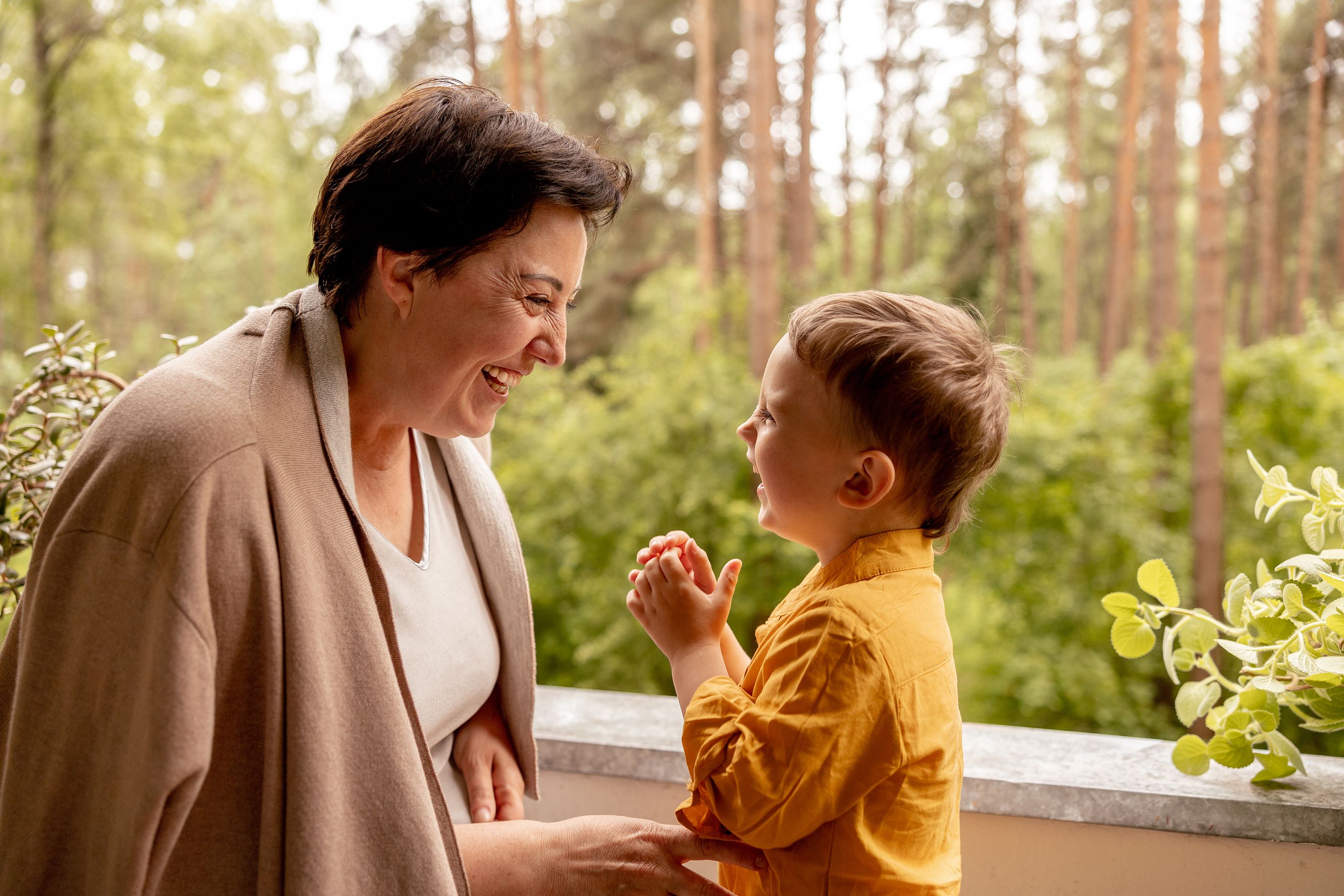 CEOMA pide "mayor visibilidad" para las abuelas que cuidan a sus nietos: "Facilitan la conciliación" (Bigstock)