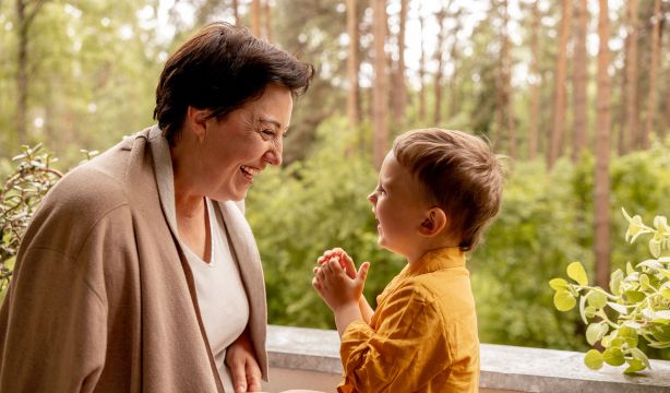CEOMA pide "mayor visibilidad" para las abuelas que cuidan a sus nietos: "Facilitan la conciliación" (Bigstock)