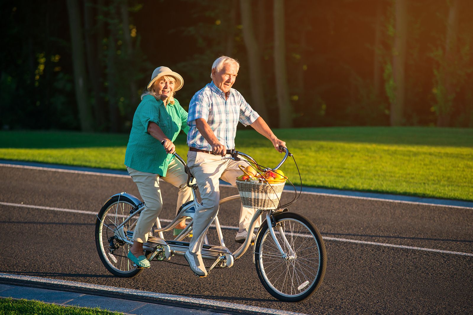 El ciclismo en tándem beneficia la salud de las personas con párkinson (BigStock)