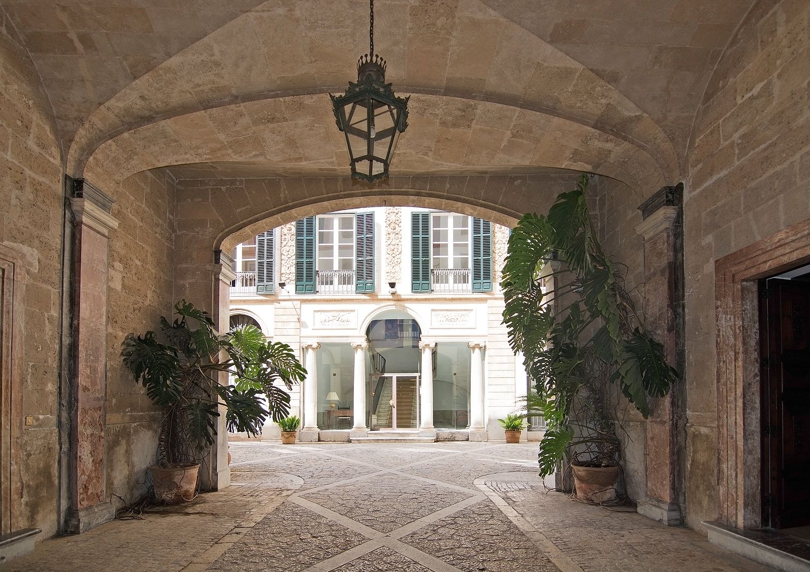 Ruta de los patios por Mallorca. Conoce la tradición de la ciudad de Palma de Mallorca (big stock)