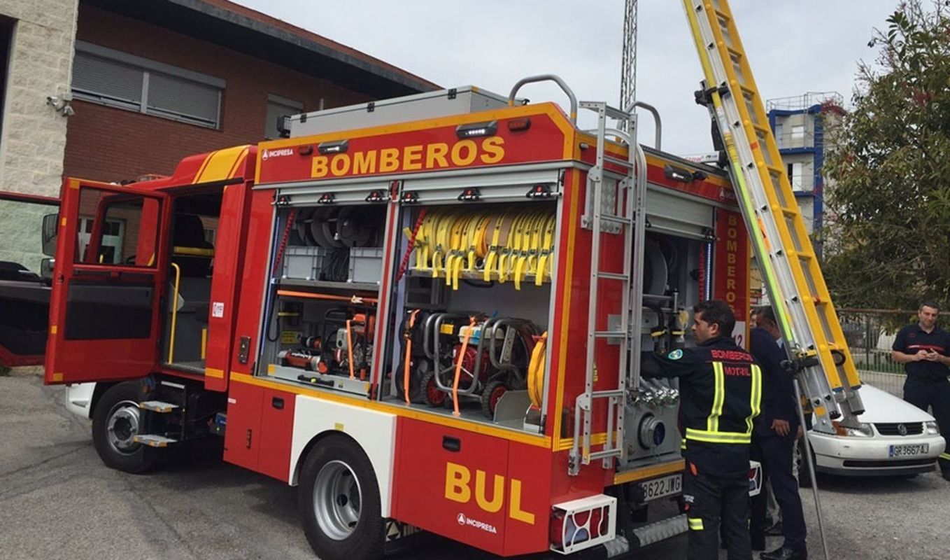 Medio centenar de vecinos desalojados por un incendio en un edificio de Fines (Almería)