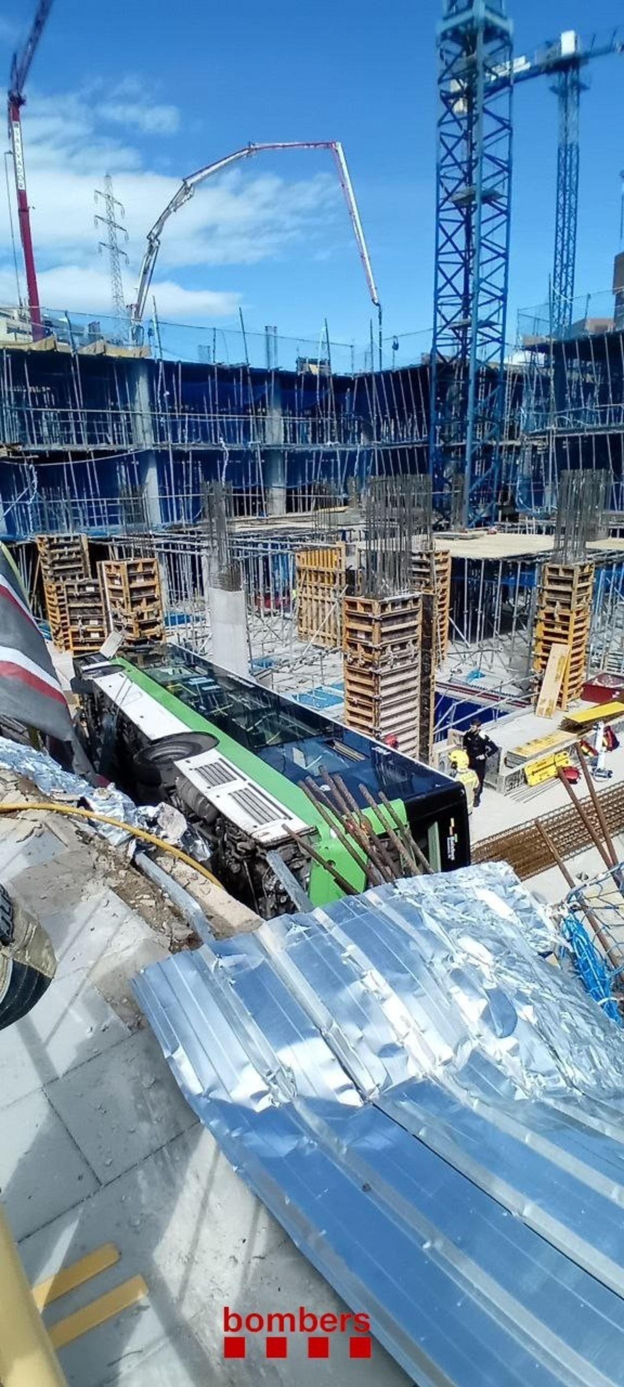 Al menos 14 heridos, uno crítico, al caer un autobús en el interior de unas obras en Cornellá