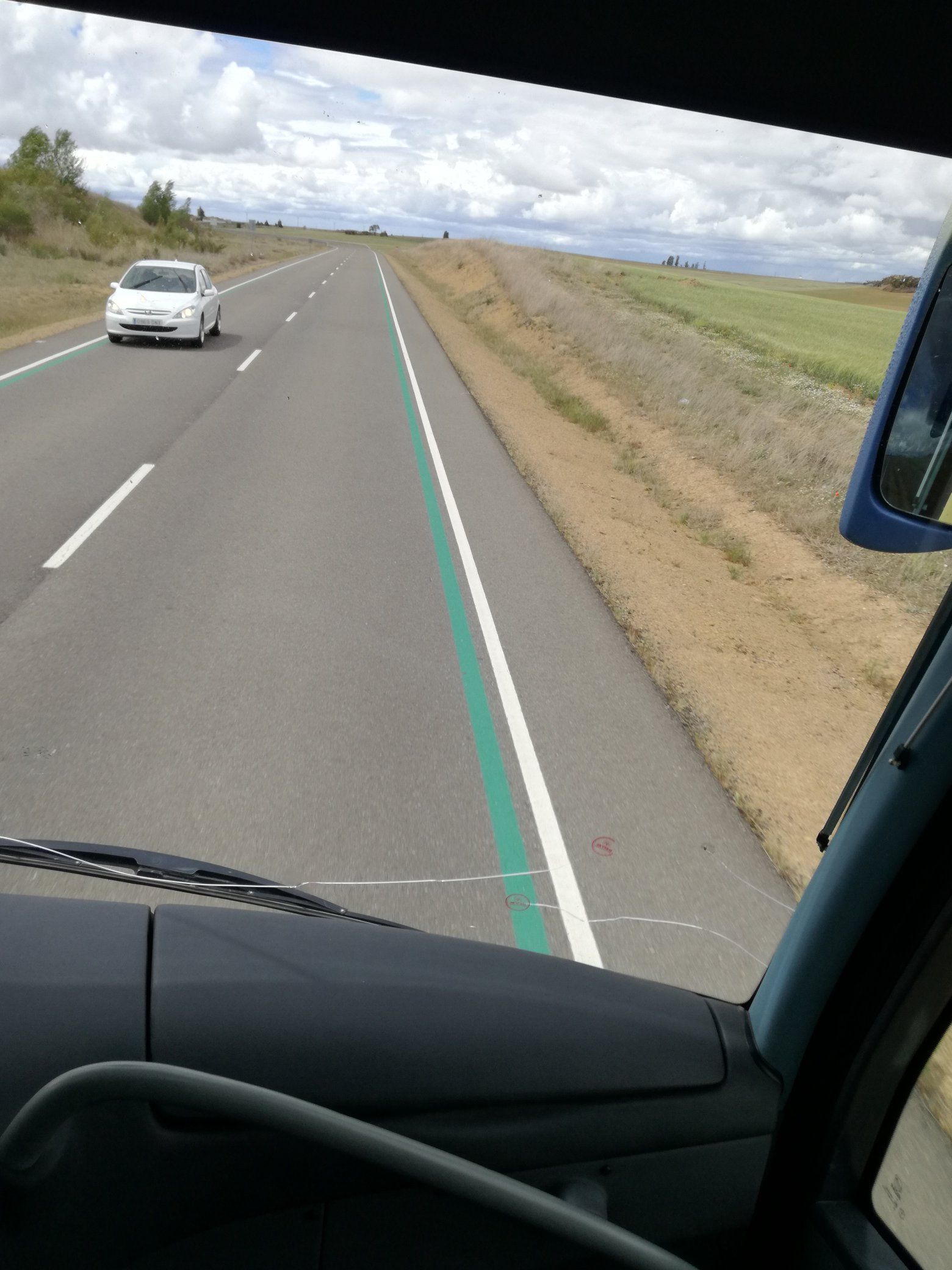 ¿Qué significa la línea verde que la DGT ha puesto en las carreteras?