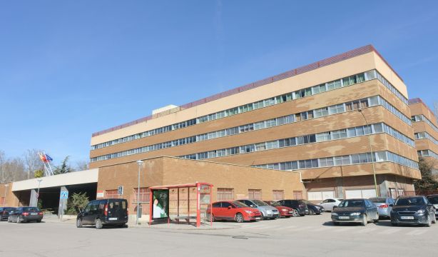 Herido grave tras ser atacado a martillazos por su compañero de residencia mientras dormía la siesta