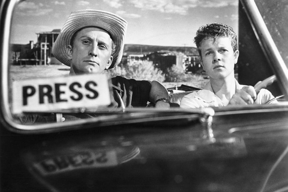 Kirk Douglas y Robert Arthur en 'El Gran Carnaval' (1951) (Paramount Pictures)