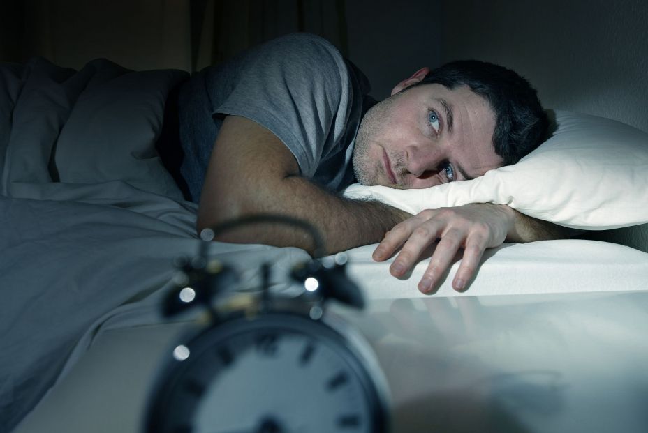 ¿Duermes con la televisión encendida? Estos son los efectos perjudiciales que tiene para la salud (Bigstock)