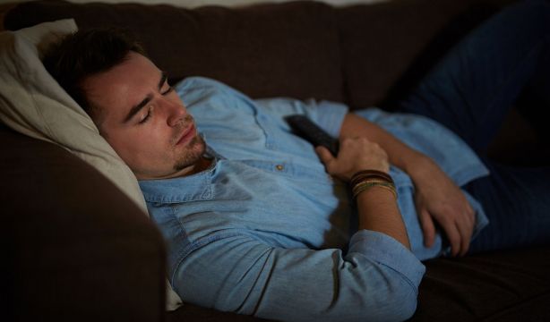 ¿Duermes con la televisión encendida? Estos son los efectos perjudiciales que tiene para la salud