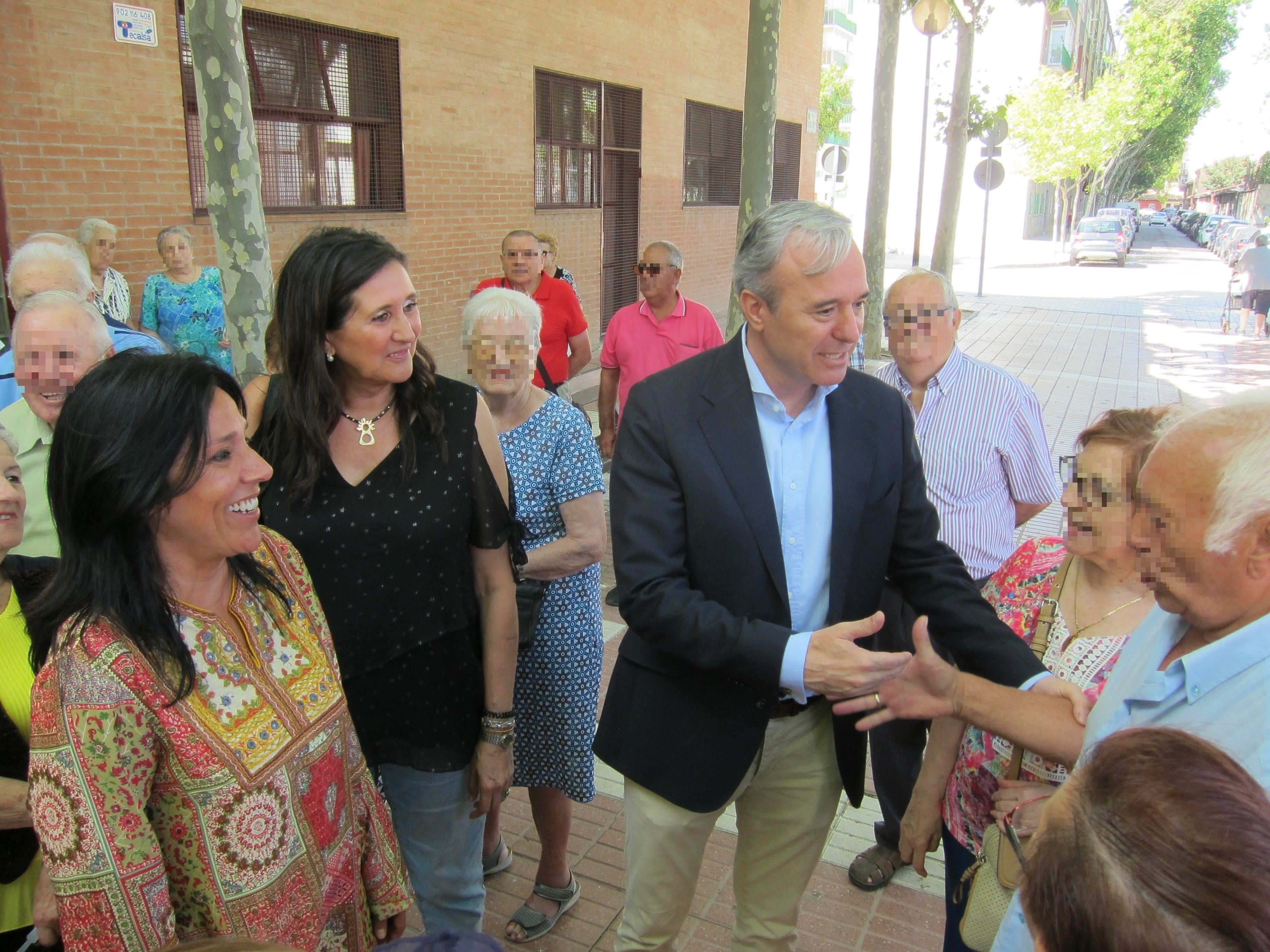 El alcalde de Zaragoza se compromete a ampliar el servicio de comida a personas mayores 