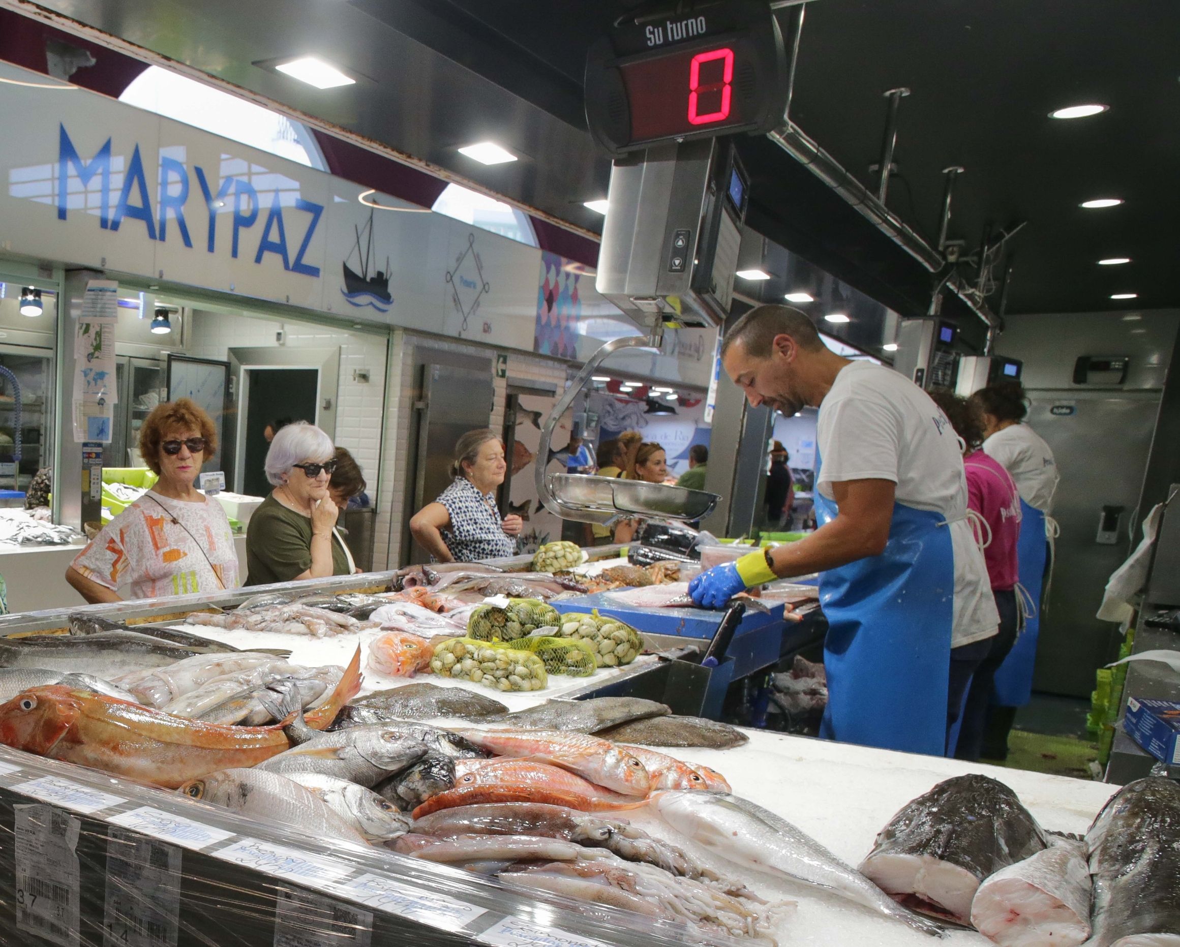 Los alimentos se moderan, con un alza del 5,3% en febrero, pero siguen subiendo más que la pensión