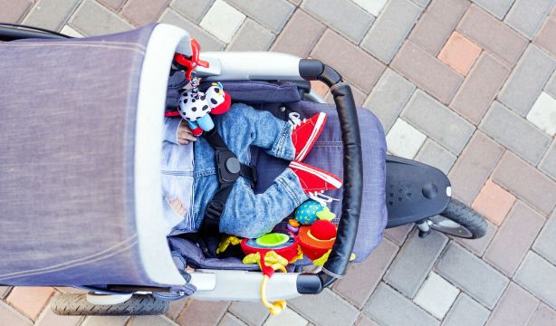 Un padre abandona a su hijo en la calle de madrugada para vengarse de la madre
