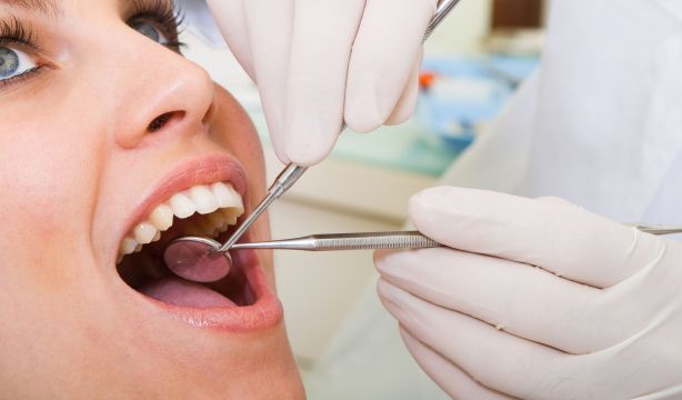 Alertan de los riesgos de hacerse tratamientos dentales a través de Internet o 'influencers' (Bigstock)