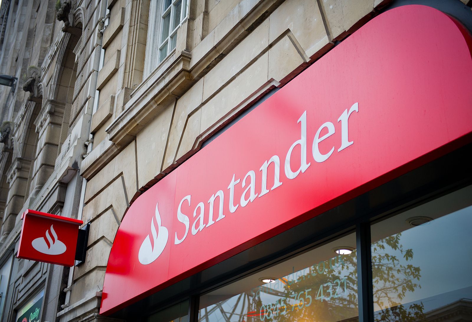 Facua nomina a Banco Santander a convertirse en la peor empresa del año