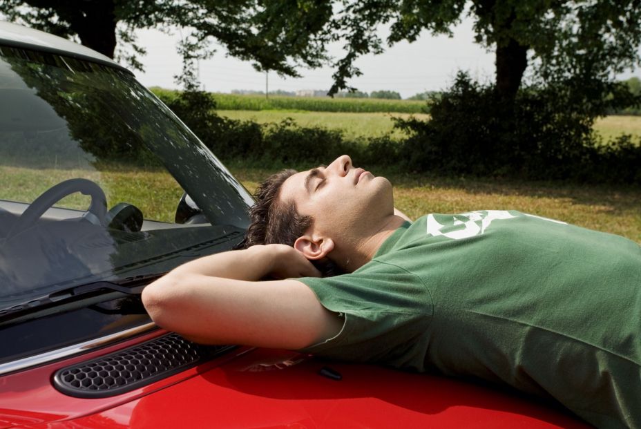 Sigue estos cuatro consejos para combatir la somnolencia al volante (Bigstock)