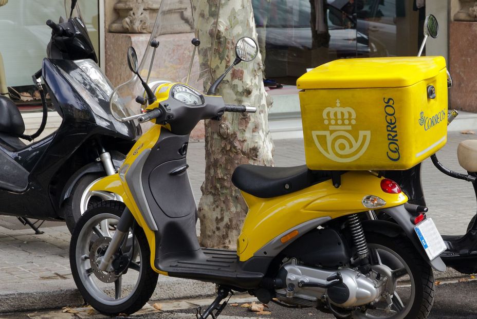 Correos y BBVA lanzan el servicio de entrega de dinero a domicilio