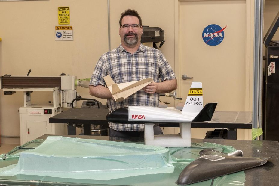 Un antiguo avión de la NASA podría explorar la atmósfera de otros planetas como Urano. John Bodylski . NASA .