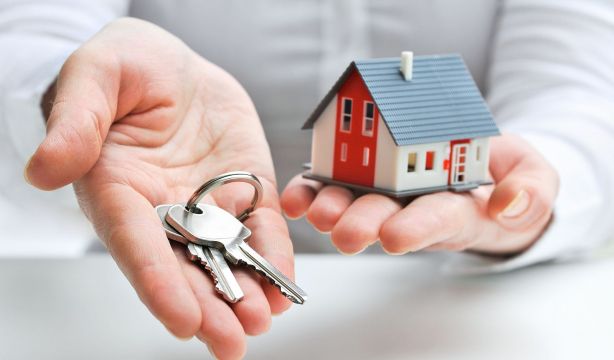 ¿A qué edad compran su primera vivienda de media los españoles?