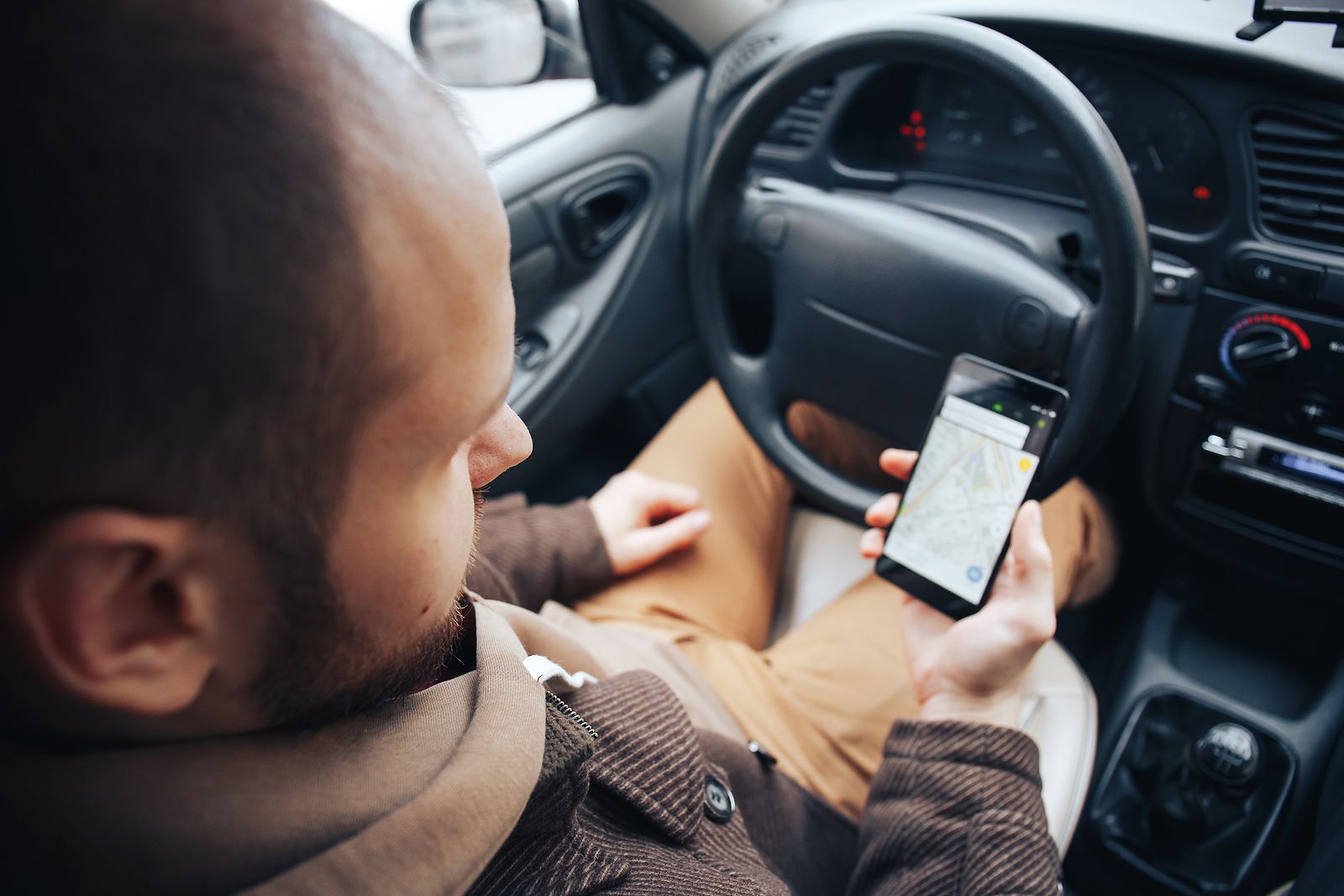 ¿Se puede usar el móvil si estás con el coche parado en un semáforo o atasco? (Big Stock)