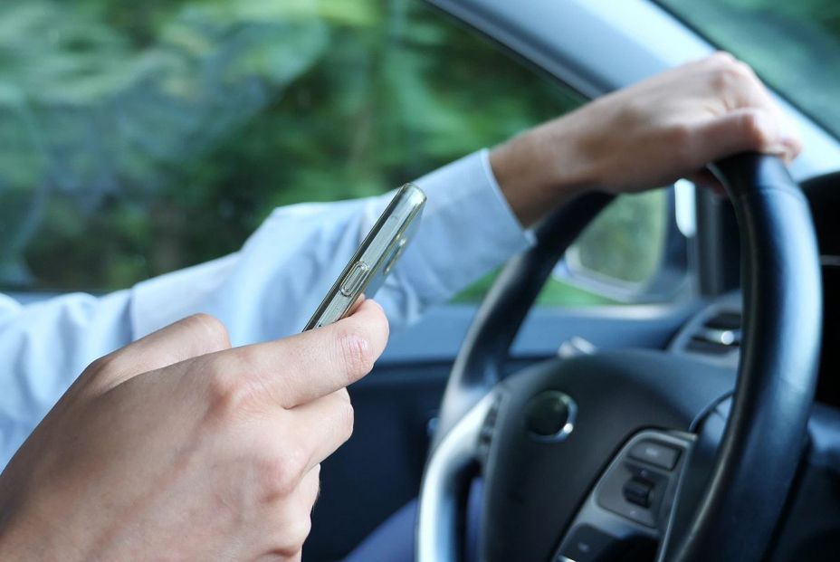 ¿Pueden multar a un conductor por usar el móvil con el coche parado en un semáforo o atasco?
