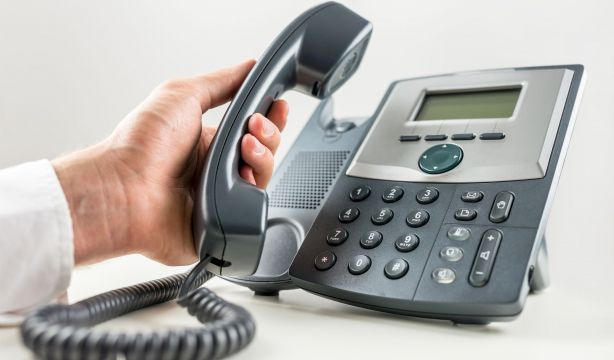 En qué consiste el teléfono 017 del que habla Escrivá (Bigstock)