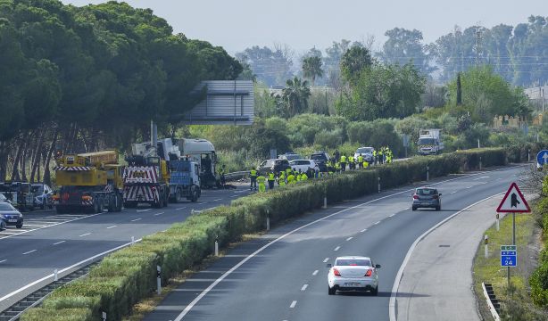 Seis muertos en Los Palacios (Sevilla) tras saltarse un camión un control de la Guardia Civil