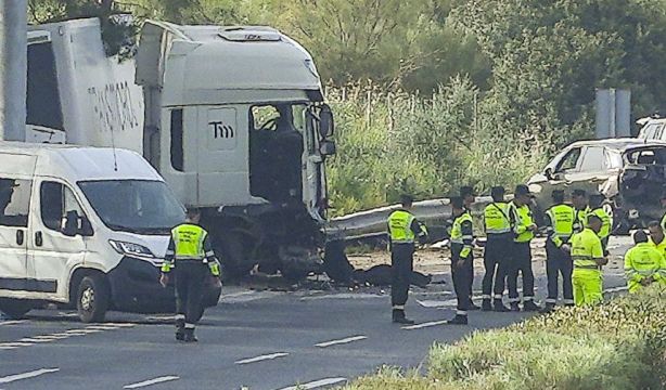 Seis muertos en Los Palacios (Sevilla) tras saltarse un camión un control de la Guardia Civil Seis muertos en Los Palacios (Sevilla) tras saltarse un camión un control de la Guardia Civil