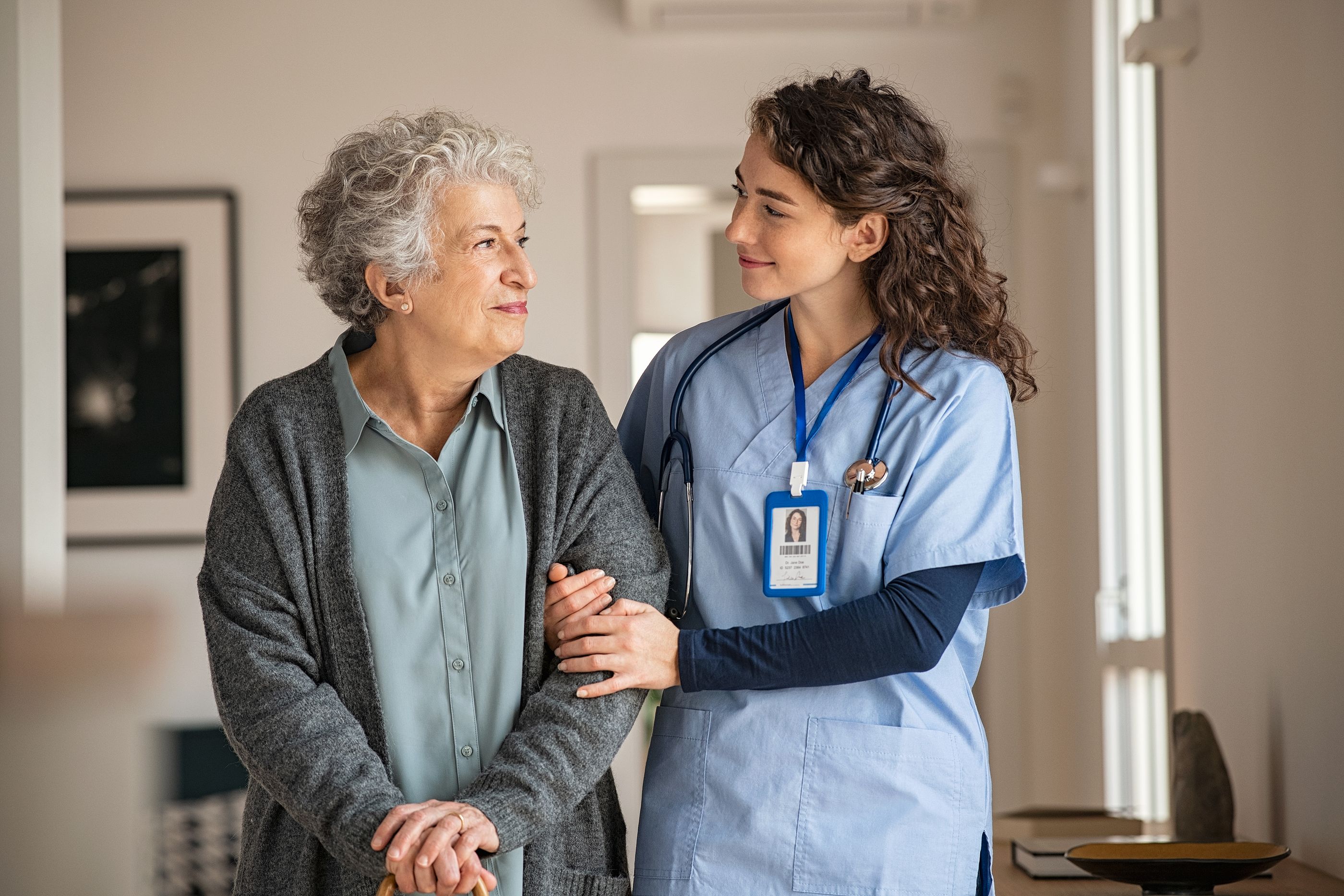 Entrenamiento personalizado a mayores durante y tras la hospitalización (Bigstock)