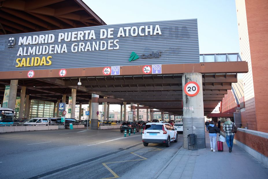 EuropaPress 5672617 varios taxis esperan estacion puerta atocha almudena grandes enero 2024