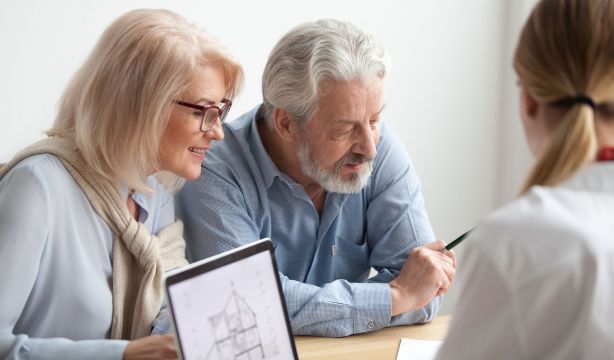 El edadismo provoca que el 68% de los mayores de 55 años posponga adaptar su hogar hasta los 71 años (Bigstock)