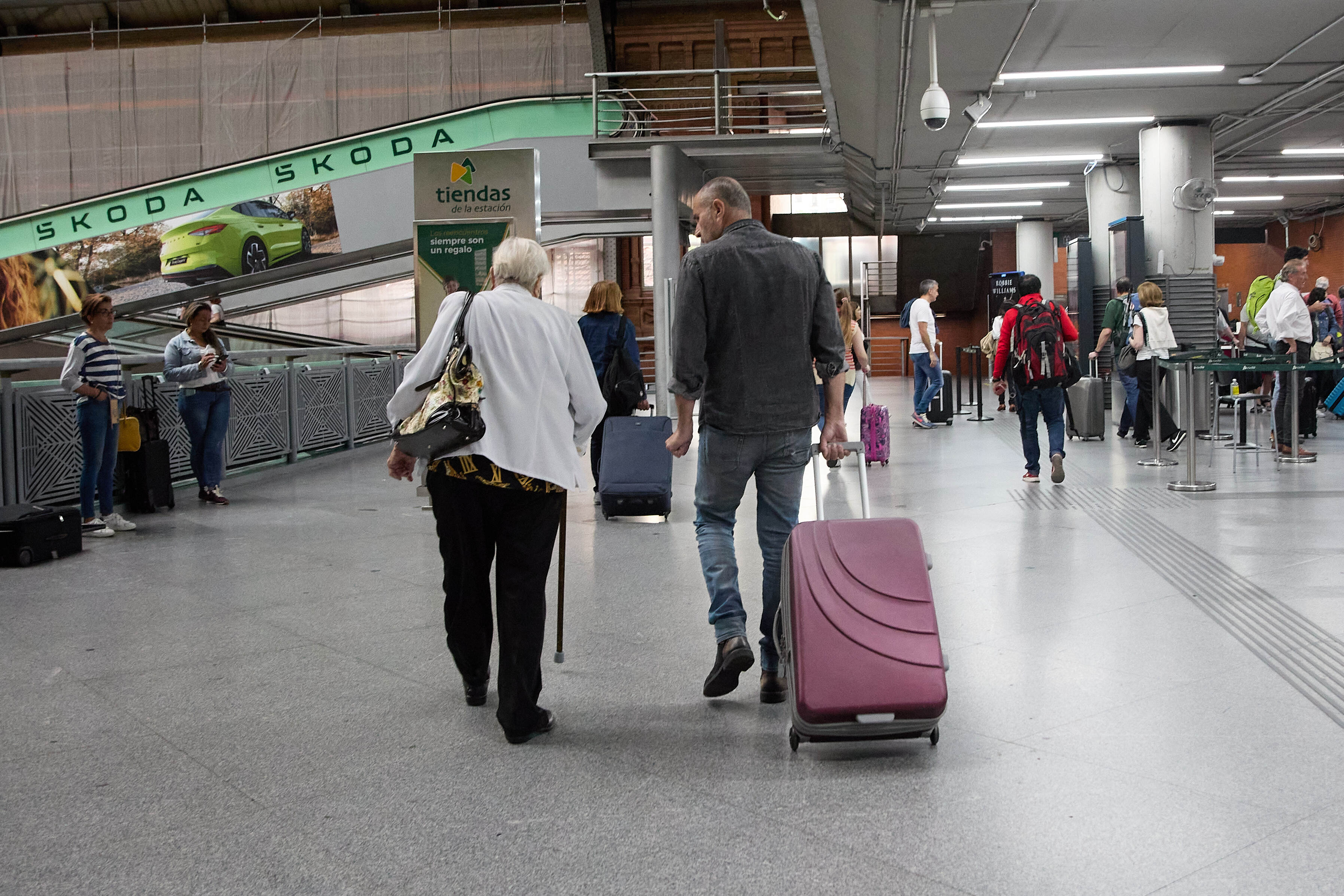 Confusión en la estación de Atocha entre viajeros del Imserso por la falta de señalización