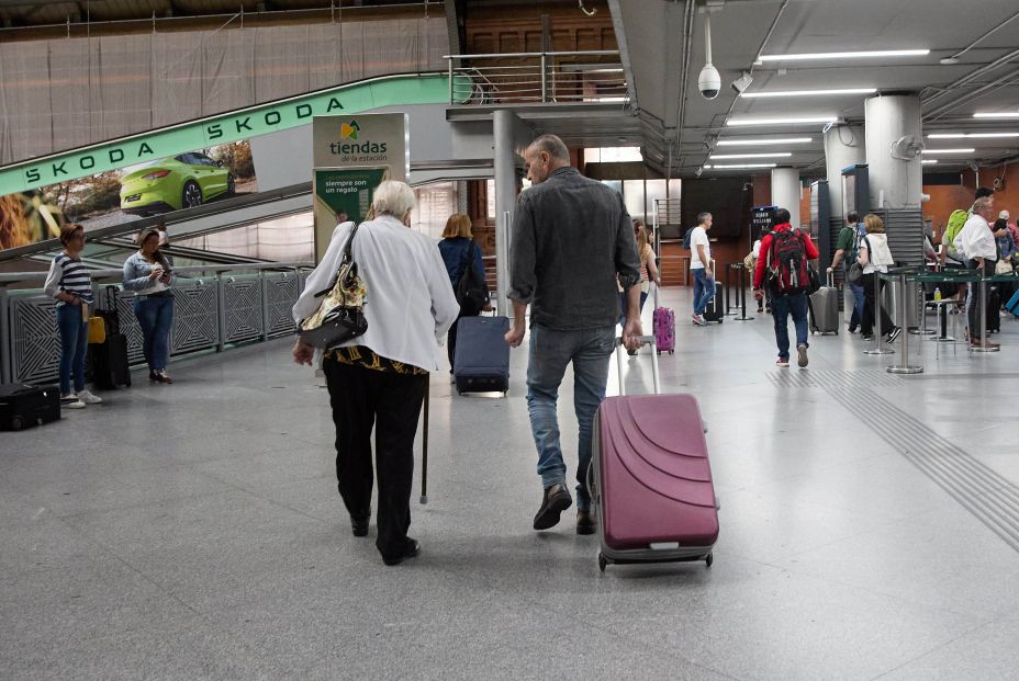 Viajeros del Imserso indignados en Atocha: “No sabemos dónde tenemos que ir” Viajeros del Imserso indignados en Atocha: “No sabemos dónde tenemos que ir”