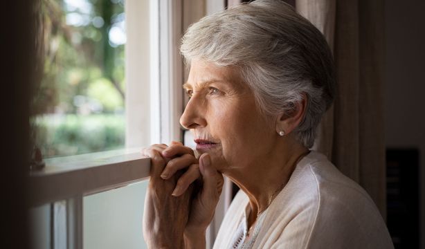 Este es el proyecto piloto del Ayuntamiento de Madrid para combatir la soledad no deseada (Bigstock)