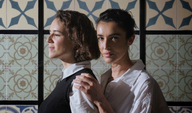 'La Abadesa', dos monjas unidas contra la "primera marca del machismo". Daniela Brown y Blanca Romero. (Europa Press)