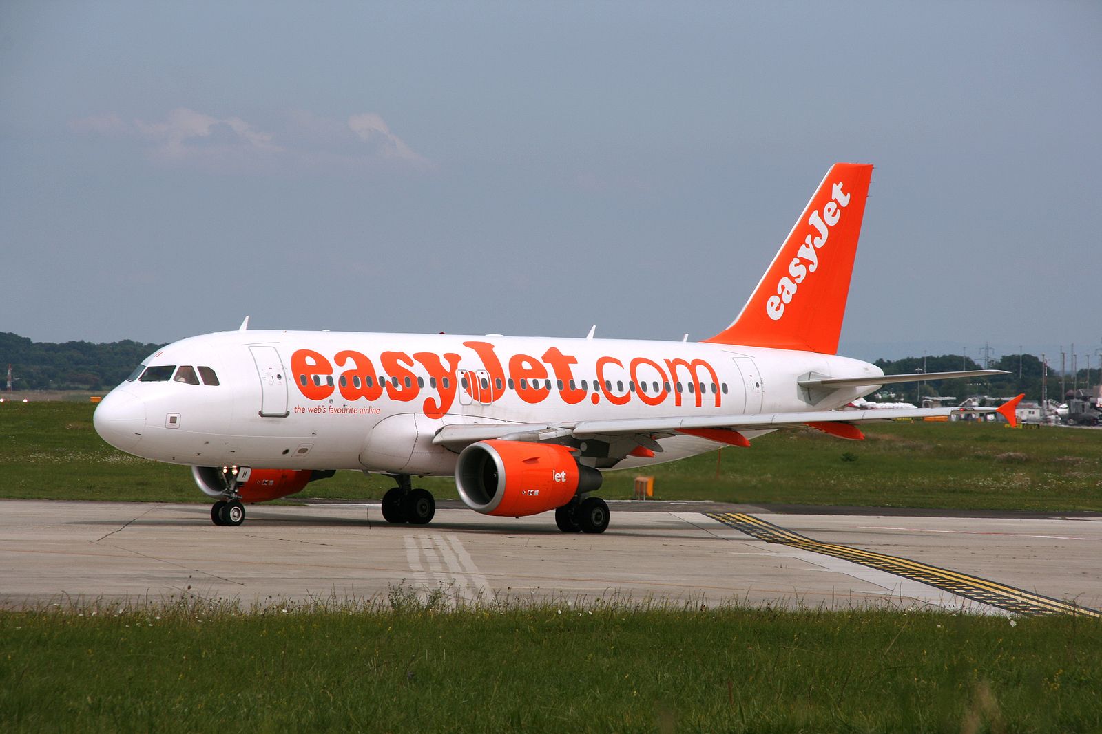 FACUA denuncia a Easyjet y Transavia por imponer a los usuarios un pago extra